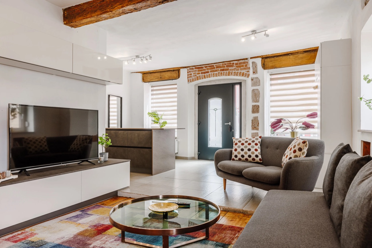 Modernes Wohnzimmer mit Holzbalken in einer Nova-Unterkunft in Kulmbach